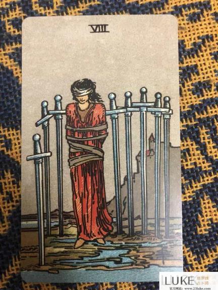 塔罗牌_宝剑八正位_宝剑八逆位爱情事业学业婚姻解读-塔罗牌占卜师Luke✦₊